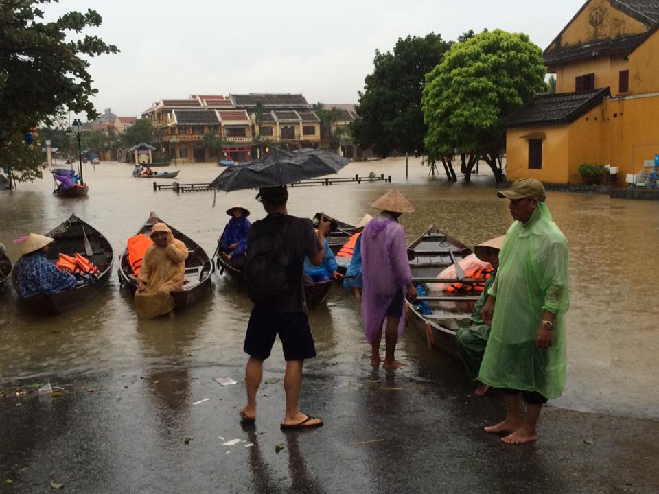 Phố cổ Hội An (Quảng Nam) có nơi ngập sâu hơn 1m. Nhiều tuyến đường phải dùng ghe để đi lại. (Ảnh: FB Ly Ly Tran)