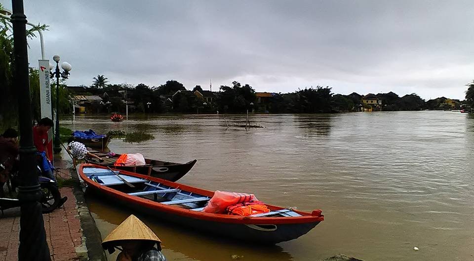 Đêm qua, sáng sớm nay (15/12), mực nước trên sông Thu Bồn tại Giao Thủy là 7,74m, trên BĐ2 0,24m. Dự báo trong 6-12 giờ tới, lũ tại hạ lưu sông Thu Bồn tiếp tục lên. (Ảnh: FB Pham Ngoc Nhan)