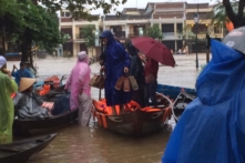 Viện trợ người dân vùng lũ: Thủ tục còn quá rườm rà