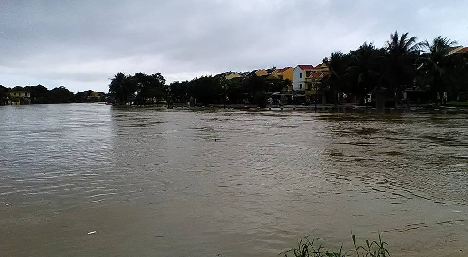 Nước ở hạ lưu sông Thu Bồn dâng cao, dồn lưu lượng sang sông Hoài, khiến phố cổ Hội An ngập sâu. (FB Pham Ngoc Nhan)