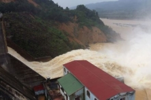 Thời điểm cao nhất, 49 hồ chứa tại miền Trung đồng loạt xả lũ