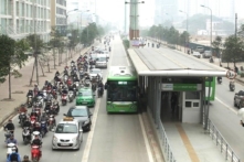 Hà Nội thí điểm cho xe bus thường đi vào làn đường của xe bus nhanh