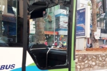 Xe buýt nhanh BRT vỡ cửa kính do va chạm với ô tô con