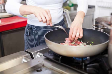 Chảo chống dính: Lợi, hại và những lưu ý khi sử dụng