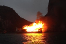 Tàu du lịch chở 21 người bốc cháy trên vịnh Hạ Long