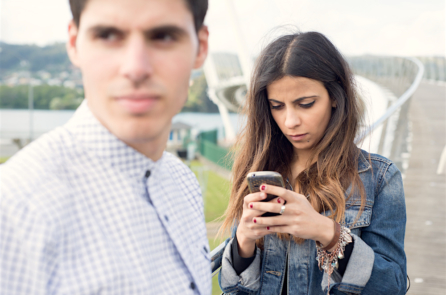 Smartphone đang hủy hoại cuộc sống lứa đôi như thế nào?
