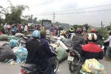 Phản đối việc đốt phế liệu gây ô nhiễm, người dân đổ rác chặn ngang Quốc lộ 21B
