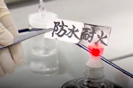 Trung Quốc tìm ra loại giấy mới không cháy, không thấm nước (video)