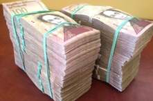 Cầm chồng tiền đi mua sắm tại Venezuela