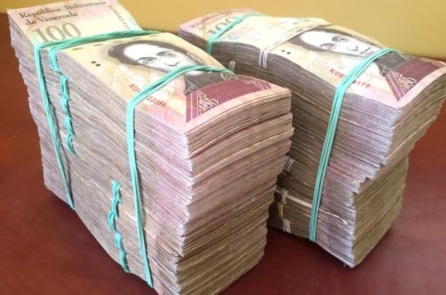 Cầm chồng tiền đi mua sắm tại Venezuela