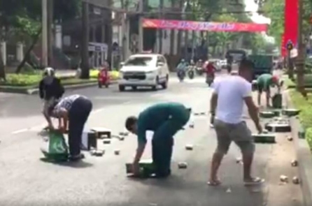 Không hôi của, người dân Vũng Tàu chung tay giúp tài xế nhặt bia đổ