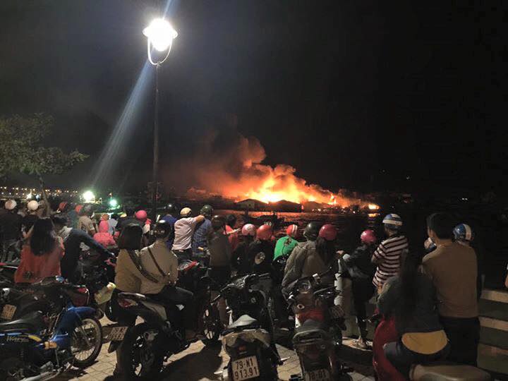 nha trang hang chuc ngoi nha chay du doi trong dem 7