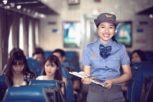 Nữ tiếp viên tàu SE1 gửi trả gần 100 triệu đồng hành khách để quên