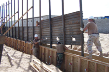 Trump ký lệnh xây tường biên giới Mexico