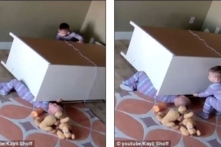 Bé trai 2 tuổi đẩy tủ cứu người anh song sinh bị tủ đè (Video)