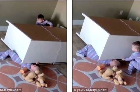 Bé trai 2 tuổi đẩy tủ cứu người anh song sinh bị tủ đè (Video)