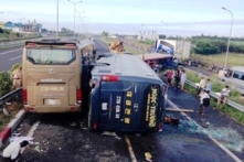 TNGT nghiêm trọng trên cao tốc Long Thành khiến 18 người thương vong: Do container nổ lốp