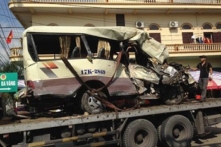 Xe khách đi chùa biến dạng hoàn toàn sau khi đâm vào vách núi, 2 người tử vong