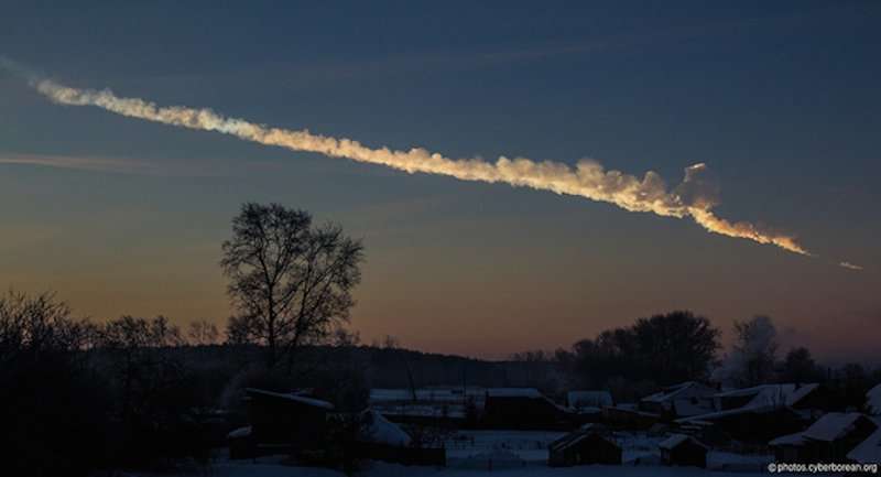 Vệt khói còn lại sau khi một thiên thạch nổ ở Chelyabinsk, Nga vào ngày 15/2/2013 (ảnh: Flickr/Alex Alishevskikh)