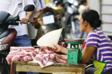 Giá lợn hơi xuống thấp nhất trong 3 năm, thịt bẩn vẫn ‘trôi nổi’ trong dịp Tết