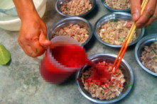 Lai Châu: Ăn tiết canh lợn, một bệnh nhân hôn mê sâu