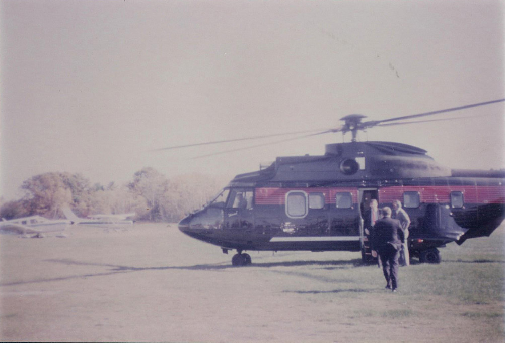 Donald Trump (bên trái) đi xuống từ chiếc trực thăng riêng ở bãi đáp Hampton Air eld tại New Hampshire, tháng 10/1987. Mike Dunbar đi tới chiếc trực thăng để đón ông (Ảnh do Mike Dubar cung cấp)