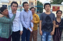 Bị giam oan 385 ngày, ba thanh niên đồng khởi kiện đòi nâng mức tiền bồi thường