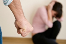 Tâm lý học: Vòng luẩn quẩn làm cho nạn nhân của bạo hành không thể trốn thoát