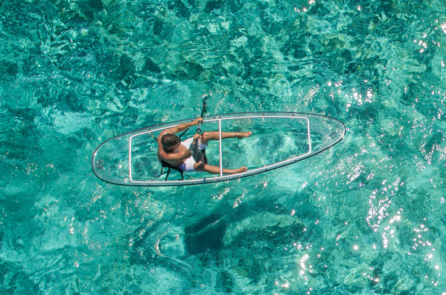 Vừa bơi vừa ngắm đáy đại dương với chiếc thuyền trong suốt (Video)