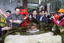 Nghệ An: Cặp bánh chưng 7 tạ và gần 1.800 tấn gạo cứu đói