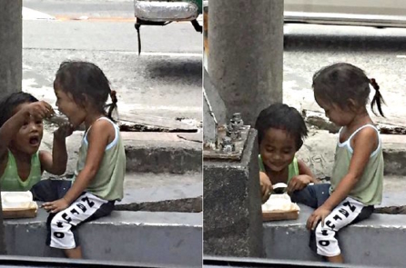 Cậu bé ăn xin đút thức ăn cho em gái khiến nhiều người cảm động