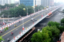 Hà Nội xin hạ cao trình mặt đê sông Hồng để làm đường