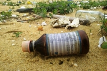 Quảng Nam: Rác thải, dầu vón cục dạt vào 7km bờ biển