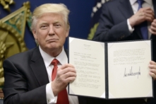 Sắc lệnh di trú mới của Trump lại bị chặn