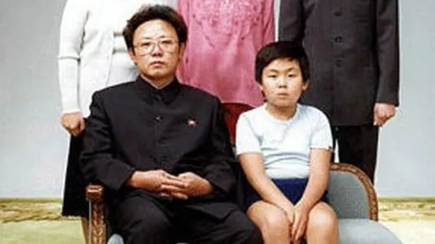 Cố lãnh tụ Bắc Hàn Kim Jong Il và con trai trưởng Kim Jong Nam trong bức ảnh gia đình chụp năm 1981 (nguồn: getty)