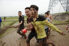 Hàng trăm người tranh nhau cướp Phết trong lễ hội Hiền Quan