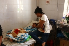 Sập bồn cầu nhà vệ sinh trường mầm non, bé trai 5 tuổi đa chấn thương