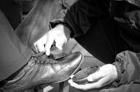 Câu chuyện có thật về cậu bé đánh giày lương thiện trở thành diễn viên nổi tiếng