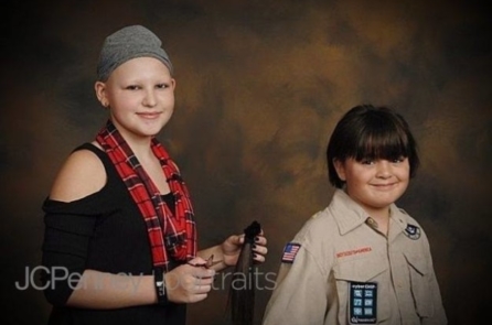 Mỹ: Nghĩa cử cao đẹp của cậu bé 2 năm nuôi tóc tặng bạn gái