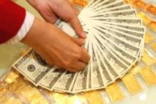 Giá USD tăng, vàng giảm trong hai ngày đầu tuần