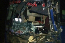 Xe khách đổ đèo mất phanh, đâm vào đuôi container, 30 hành khách được an toàn