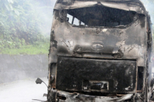 Xe khách bị thiêu rụi hoàn toàn, 7 người thoát nạn