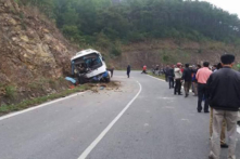 Xe chở khách đi lễ đâm vào vách núi, 1 người chết, 37 người bị thương