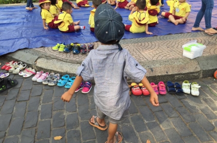 Cậu bé lượm ve chai hồn nhiên ‘xếp dép’ cho các bạn mầm non đang đi dã ngoại