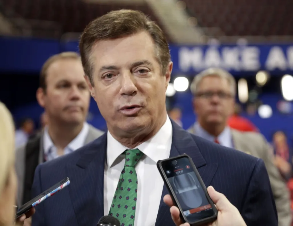 Paul Manafort, người nằm trong danh sách cố vấn của ông Trump tháng 3/2016 nhưng đã bị rút ra vào tháng 6/2016 (Ảnh: Matt Rourke/AP)