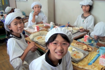 Trường học Nhật Bản: Mỗi bữa trưa là 1 tiết học cuộc sống bổ ích (Video)