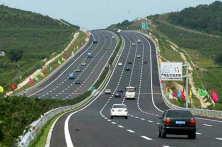 Xây dựng đường bộ cao tốc Bắc – Nam đi qua 20 tỉnh, thành phố