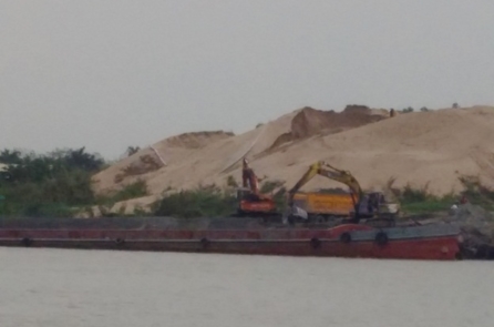 Hành vi khai thác cát gây sạt lở, không có giấy phép bị xử phạt thế nào?