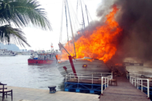 Thêm một tàu du lịch bốc cháy tại cảng Tuần Châu ​