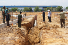 Sạt lở khiến 2 công nhân bị vùi lấp tử vong dưới hố công trình